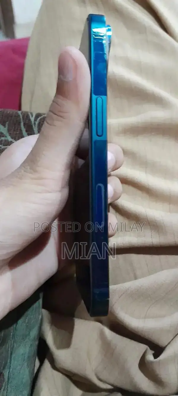 Apple iPhone 13 128GB Smartphone - Excellent Condition