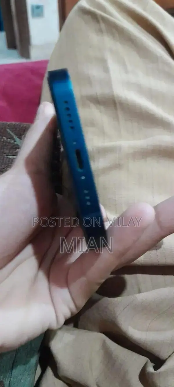 Apple iPhone 13 128GB Smartphone - Excellent Condition