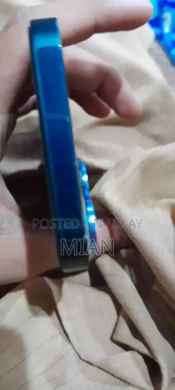 Apple iPhone 13 128GB Smartphone - Excellent Condition