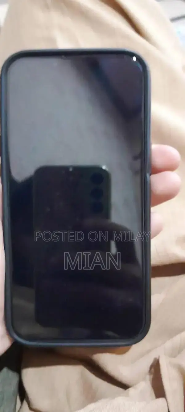 Apple iPhone 13 128GB Smartphone - Excellent Condition