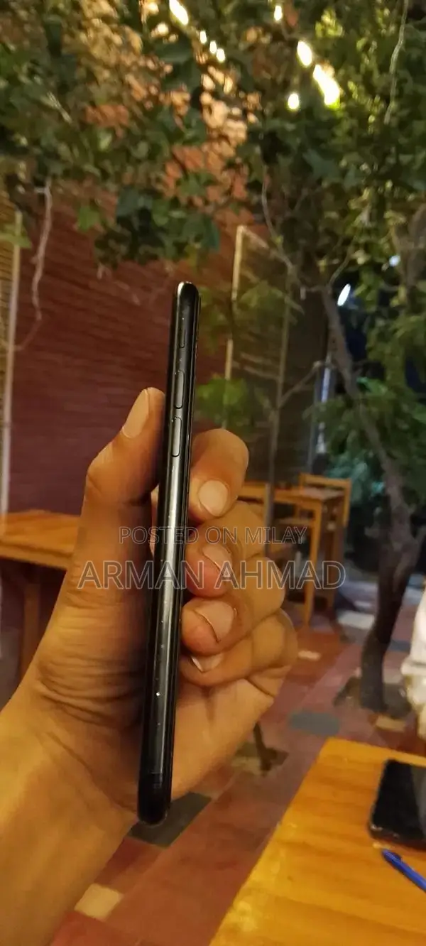 Apple iPhone 7 - 32GB Smartphone with Water Resistance