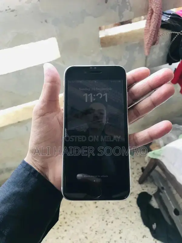 Apple iPhone SE 2022 64GB Sealed Smartphone