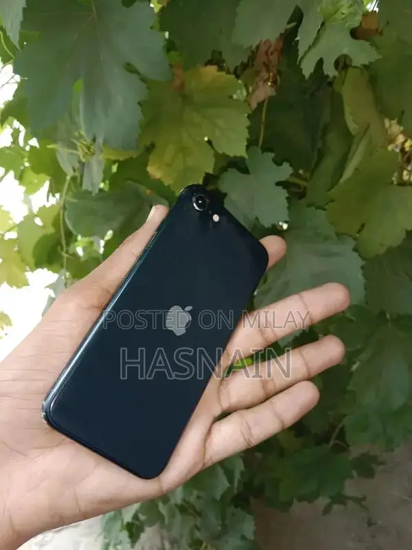 Apple iPhone SE 3 (2022) 64GB Smartphone