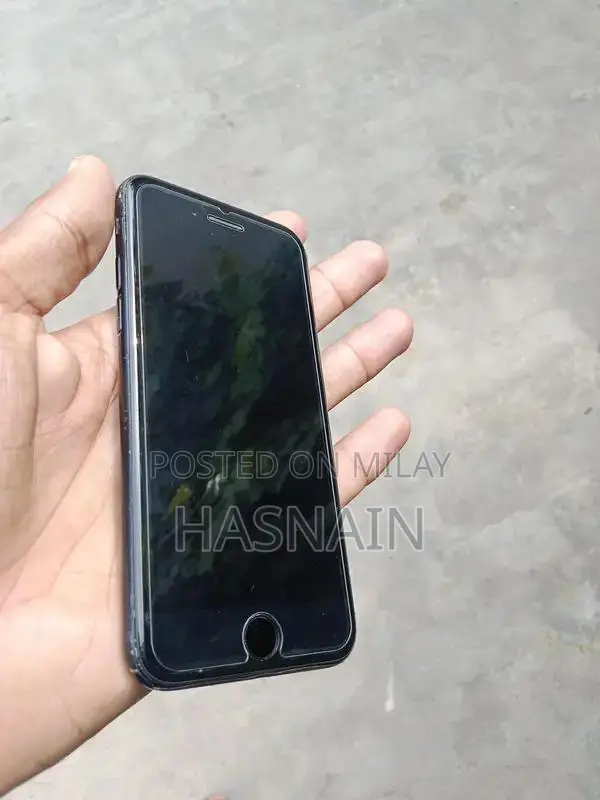 Apple iPhone SE 3 (2022) 64GB Smartphone