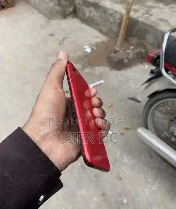 iPhone SE 2020 64GB Smartphone - Good Condition