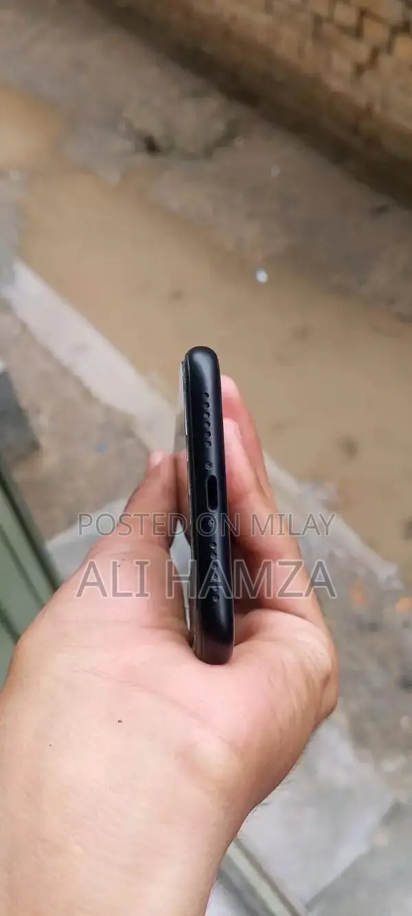 Apple iPhone XR 128GB Smartphone - Excellent Condition