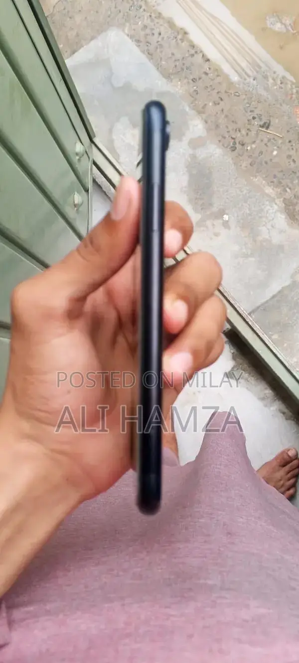 Apple iPhone XR 128GB Smartphone - Excellent Condition