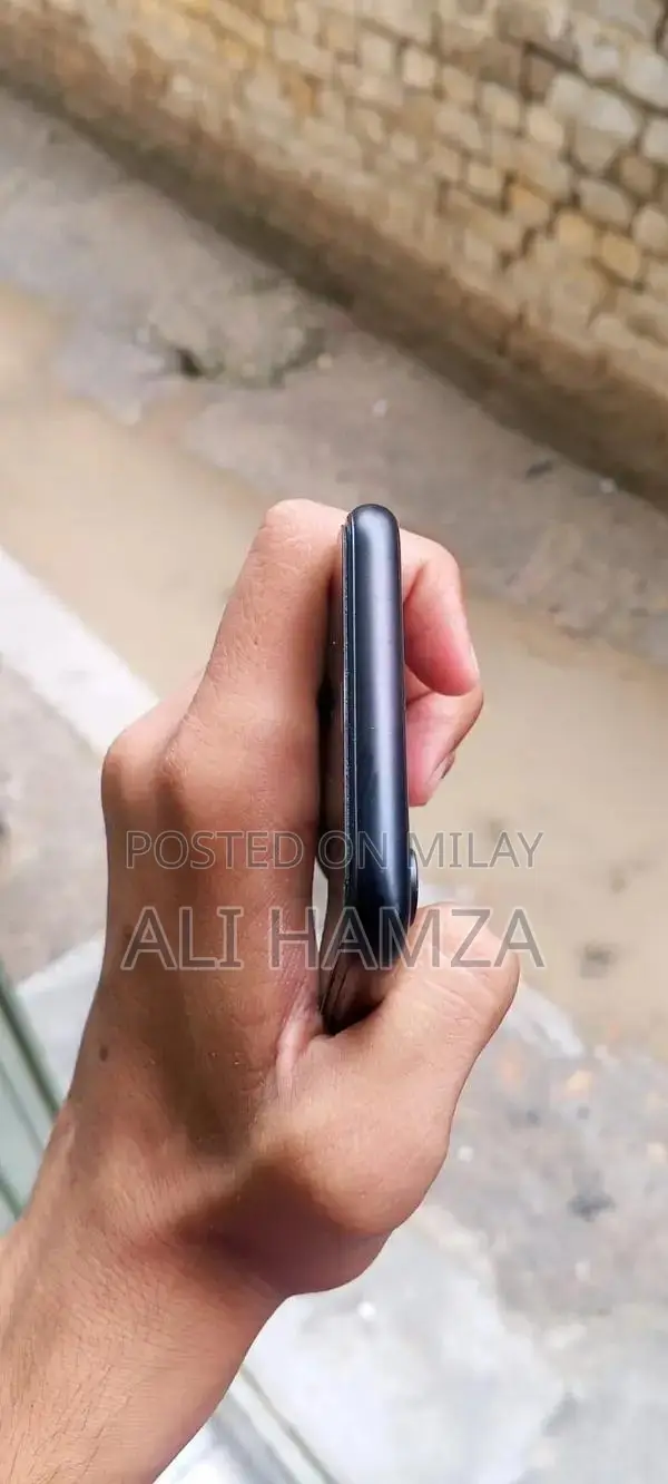 Apple iPhone XR 128GB Smartphone - Excellent Condition