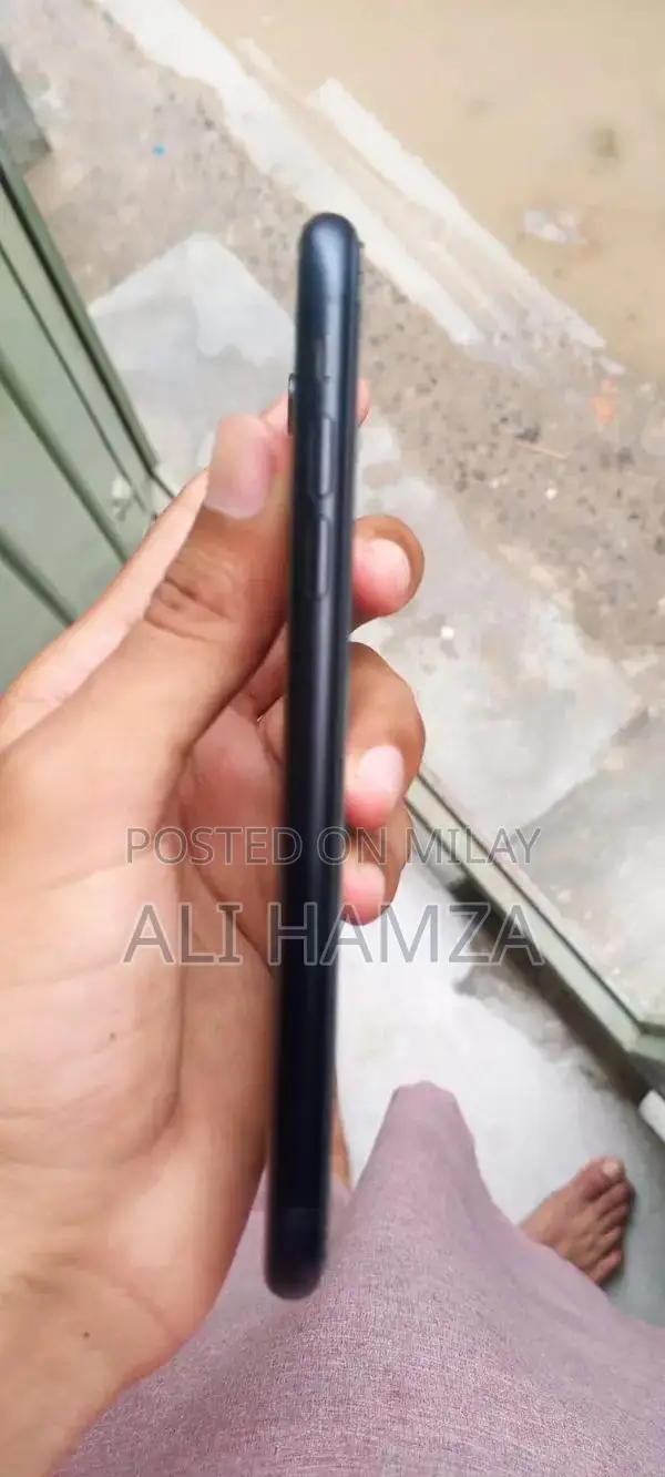 Apple iPhone XR 128GB Smartphone - Excellent Condition