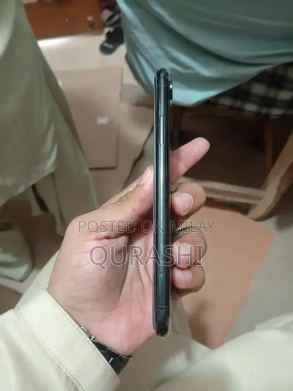 Apple iPhone XR 128GB Smartphone with Advanced Features