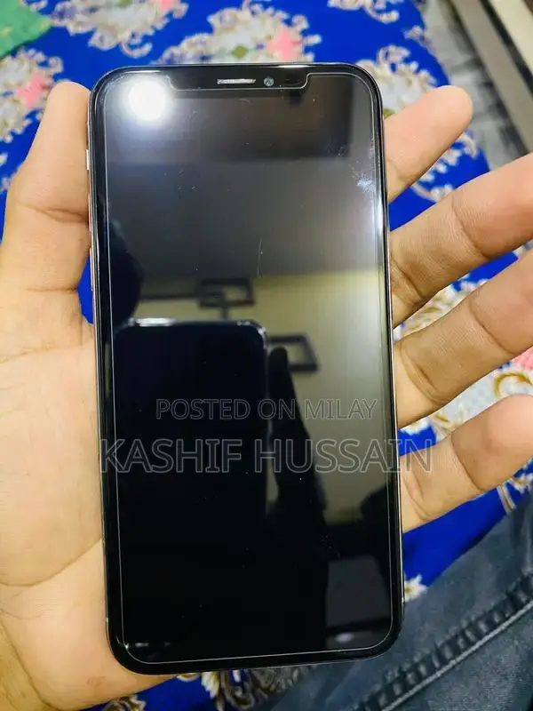 Apple iPhone Xs 64GB Unlocked Smartphone