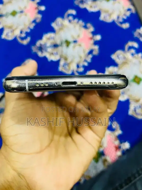 Apple iPhone Xs 64GB Unlocked Smartphone