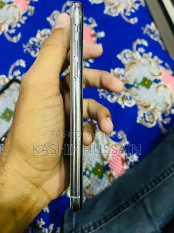 Apple iPhone Xs 64GB Unlocked Smartphone