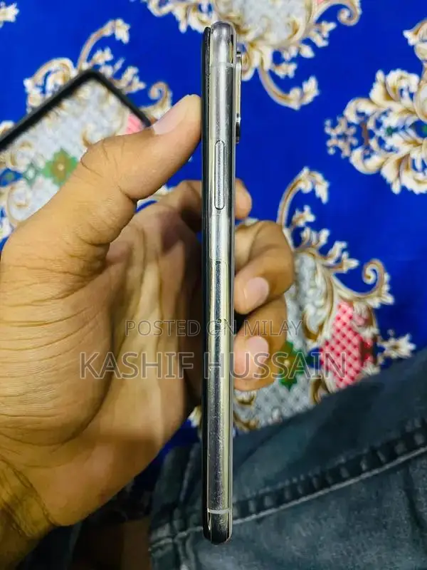 Apple iPhone Xs 64GB Unlocked Smartphone