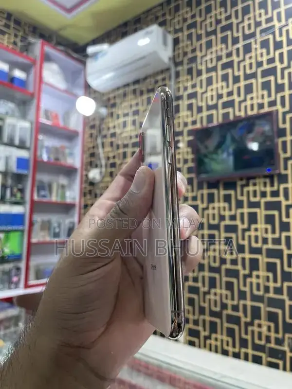 Apple iPhone XS 64GB Gold Smartphone