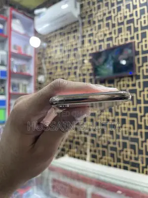 Apple iPhone XS 64GB Gold Smartphone