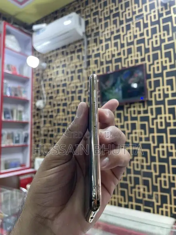 Apple iPhone XS 64GB Gold Smartphone