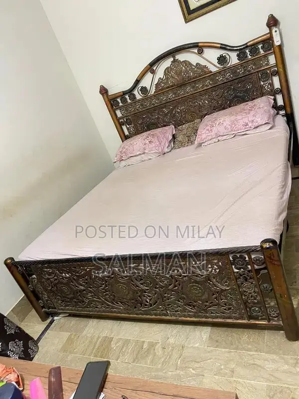 Vintage Iron Bed Frame - Classic Design Sturdy Bedroom Furniture