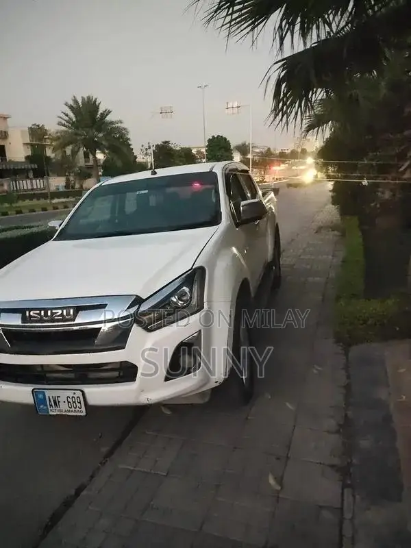 2022 Isuzu D-max V-cross 4x4 Pickup Truck