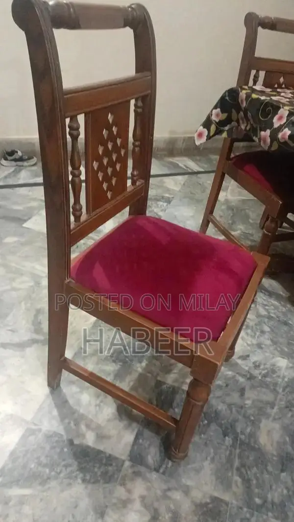 Wooden Dining Table with 6 Chairs - Excellent Condition