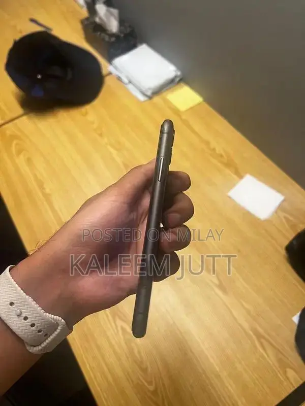 Apple iPhone 11 Smartphone - Excellent Condition