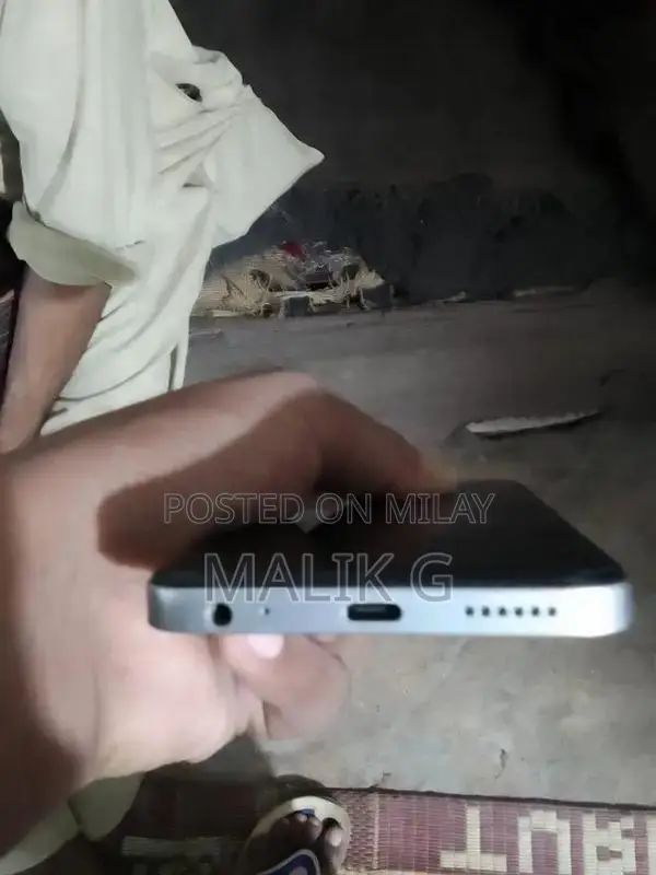 Mobile Device with Multiple Connectivity Options