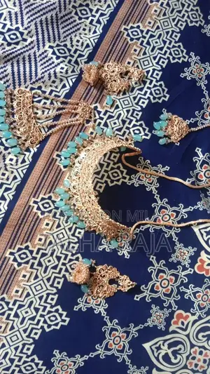 Elegant Jewelry Set - Pristine Condition, Minimal Use