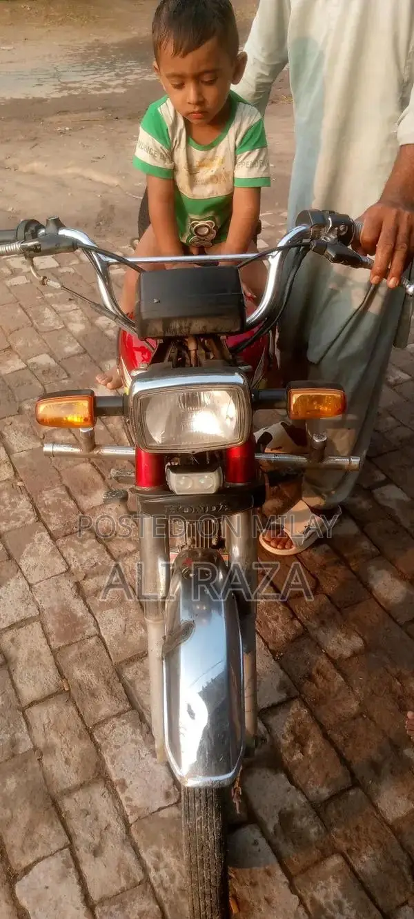 Honda 70cc Motorcycle - Compact Urban Commuter