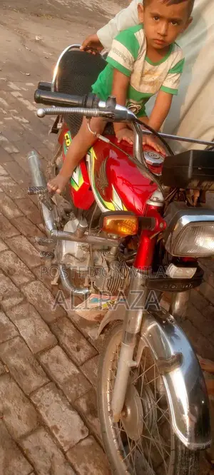 Honda 70cc Motorcycle - Compact Urban Commuter