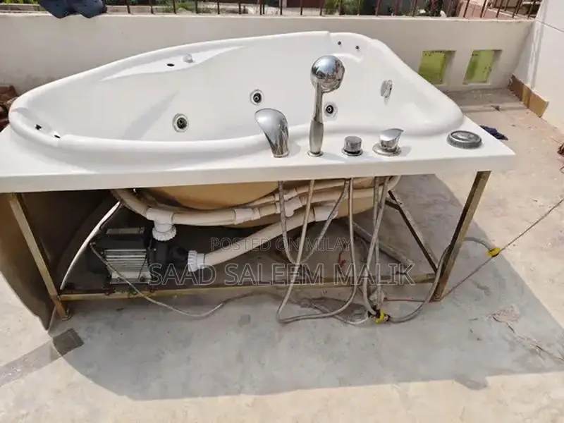 Spacious Bathroom Jacuzzi Tub - Near Mint Condition