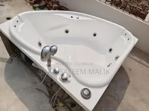 Spacious Bathroom Jacuzzi Tub - Near Mint Condition