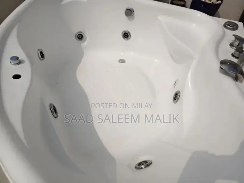 Spacious Bathroom Jacuzzi Tub - Near Mint Condition