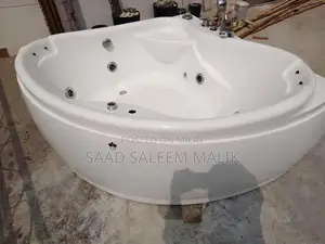 Spacious Bathroom Jacuzzi Tub - Near Mint Condition