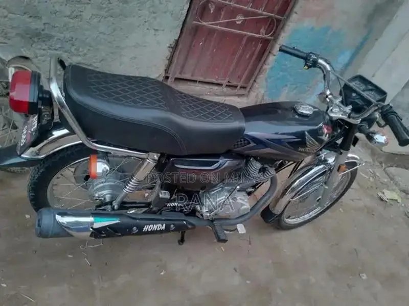 Honda 125 Motorcycle in Showroom Condition