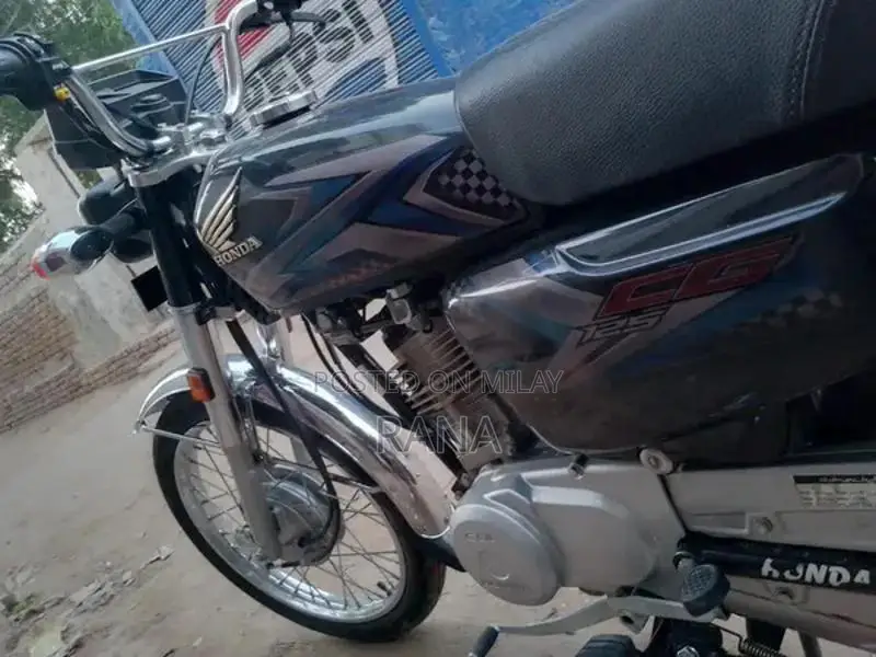 Honda 125 Motorcycle in Showroom Condition