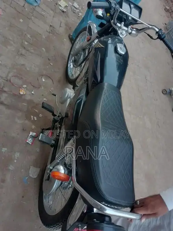 Honda 125 Motorcycle in Showroom Condition