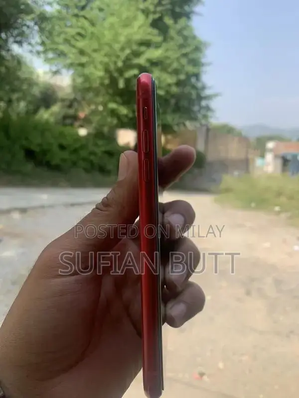 Smartphone with Minimal Wear, Original Packaging Intact