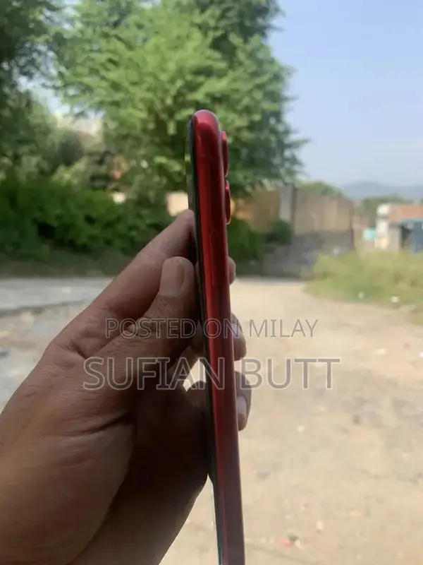 Smartphone with Minimal Wear, Original Packaging Intact