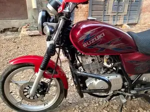 Suzuki GS150SE Motorcycle with Premium Accessories