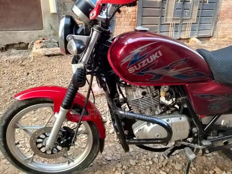 Suzuki GS150SE Motorcycle with Premium Accessories