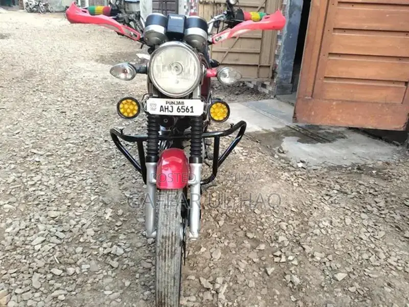 Suzuki GS150SE Motorcycle with Premium Accessories