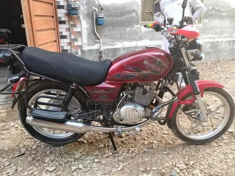 Suzuki GS150SE Motorcycle with Premium Accessories