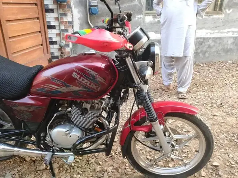 Suzuki GS150SE Motorcycle with Premium Accessories