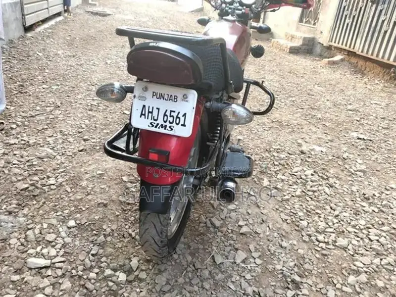 Suzuki GS150SE Motorcycle with Premium Accessories