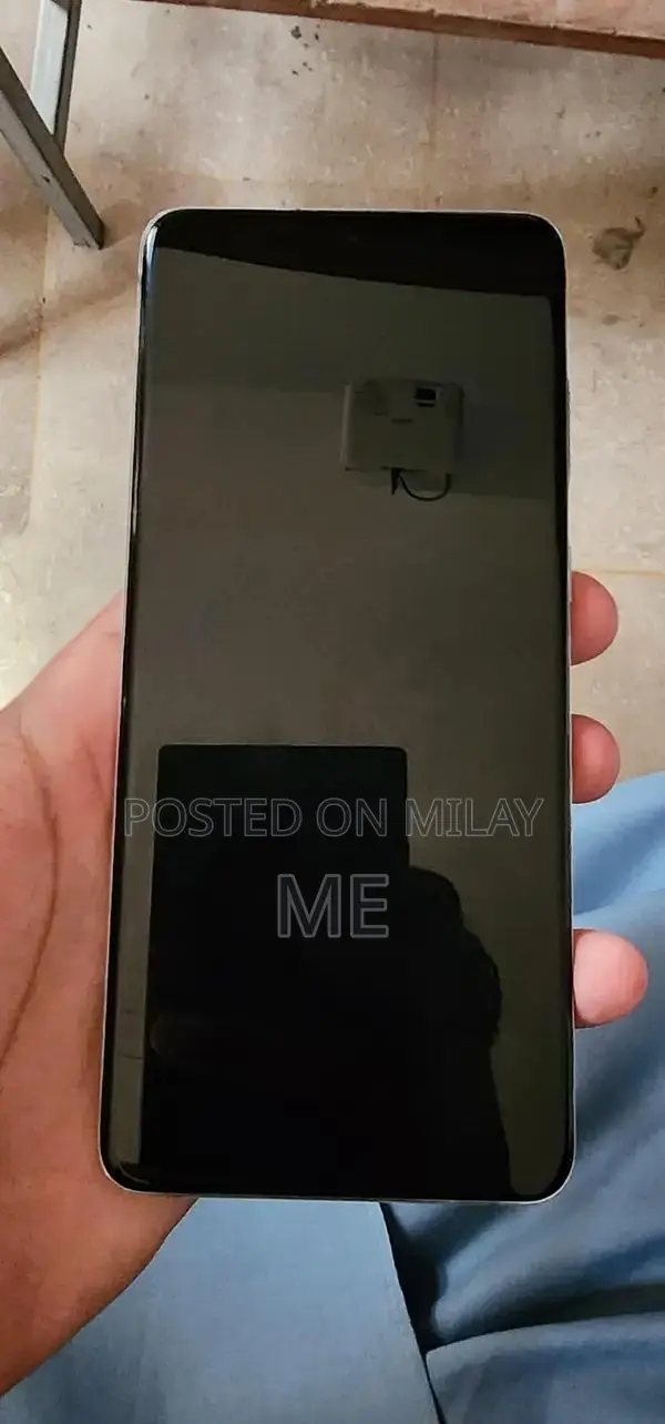 5G Smartphone with Minimal Screen Issue