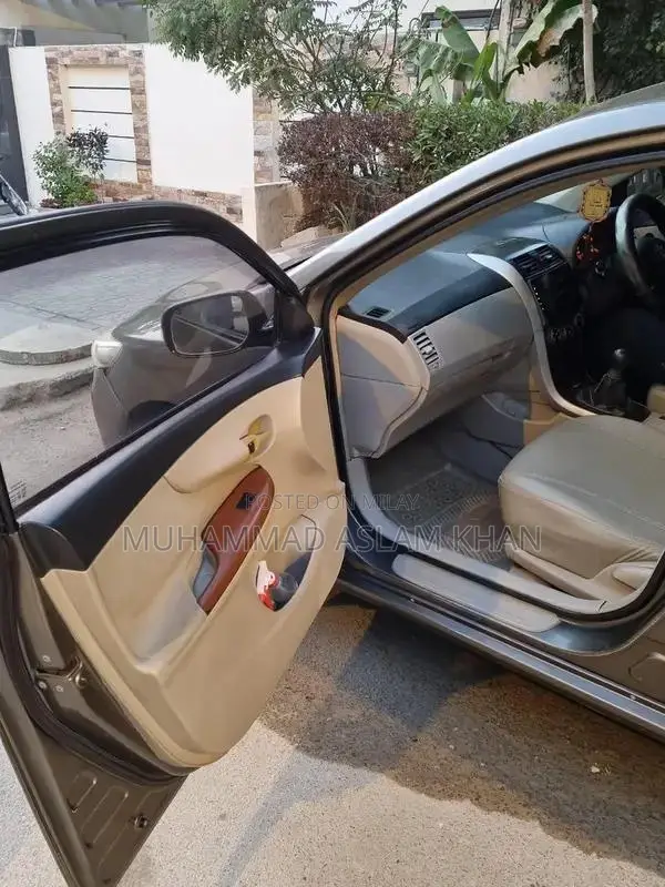 Toyota Corolla GLI Sedan - Reliable Family Car