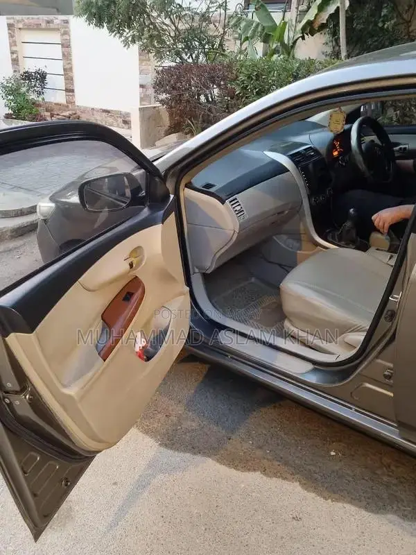 Toyota Corolla GLI Sedan - Reliable Family Car