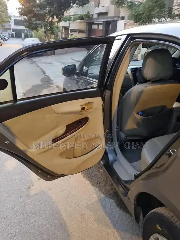 Toyota Corolla GLI Sedan - Reliable Family Car