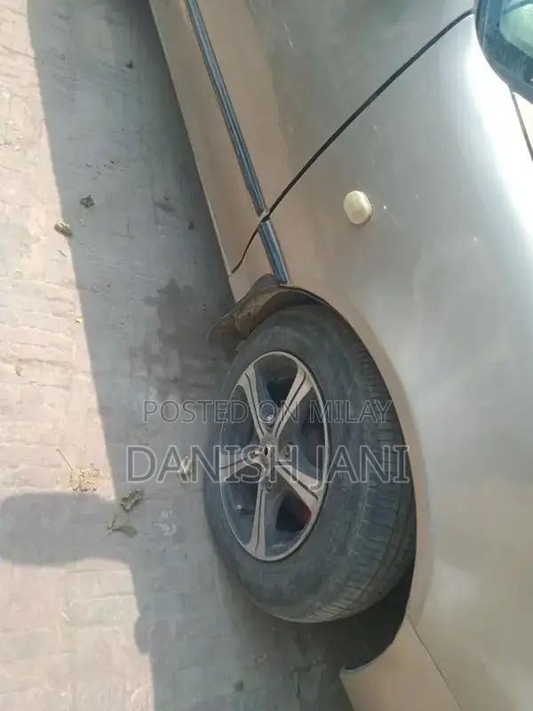 Two-Door Car with Air Conditioning and Suspension