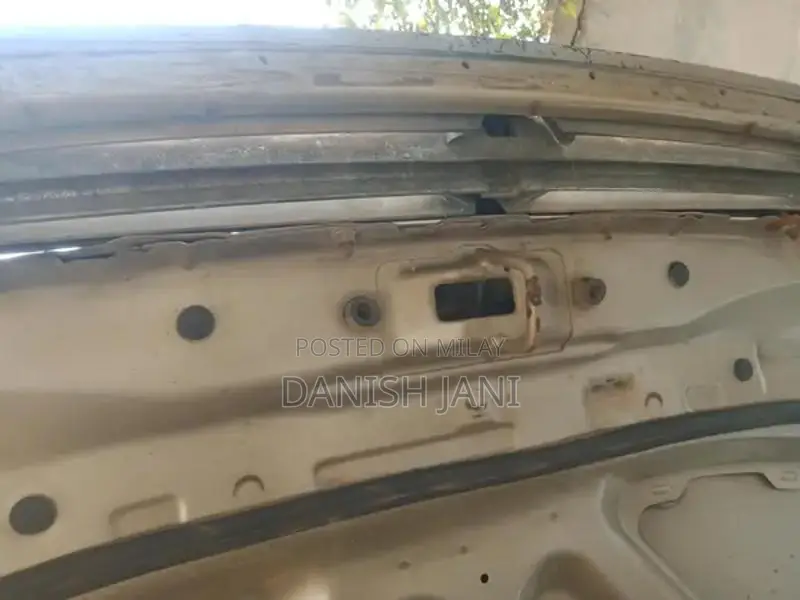 Two-Door Car with Air Conditioning and Suspension